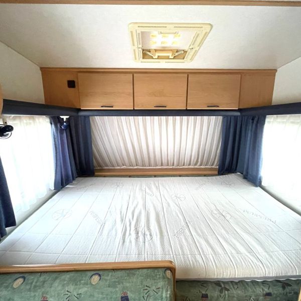 TEC 450 K1 vast dwarsbed Ruim vast dwarsbed in de TEC 450 K1 caravan