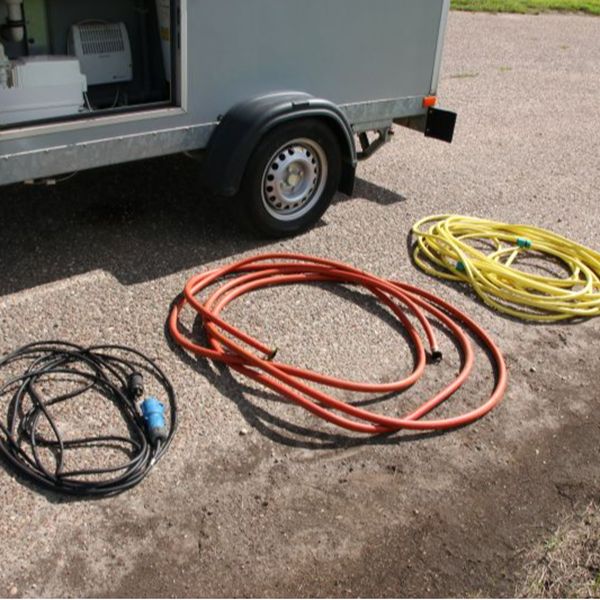 Slangen voor water en afvoer Water-, afvoer- en elektriciteitsaansluitingen voor de mobiele badkamer