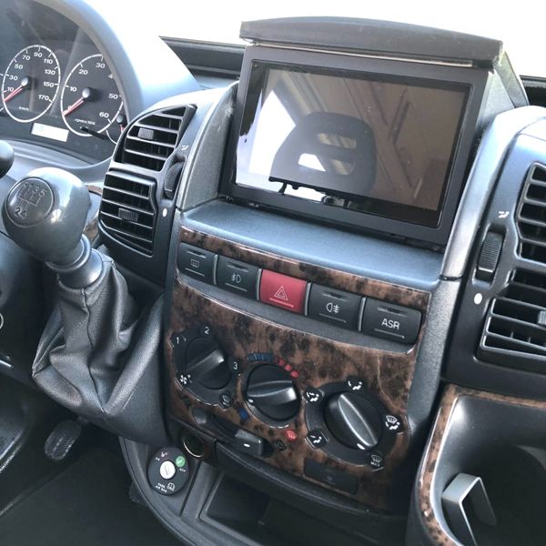 Adria Twin – CarPlay scherm CarPlay scherm in het dashboard van de Adria Twin buscamper