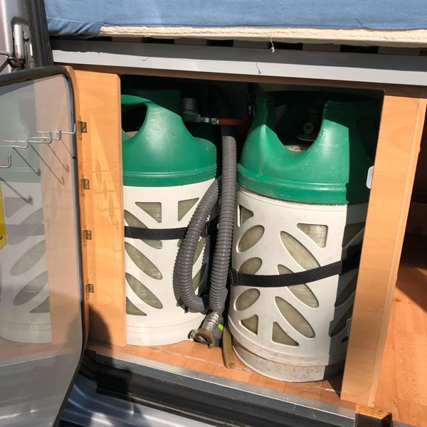 Adria Twin – gasflessenkast Geopende gasflessenkast met twee gasflessen in de Adria Twin