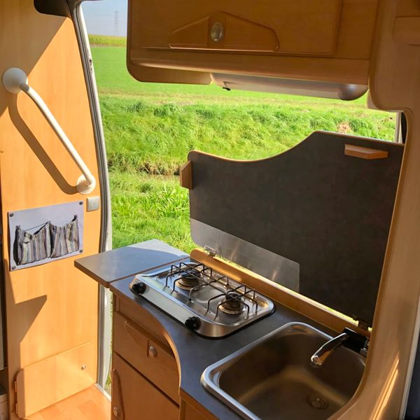 Adria Twin – keuken Keuken met gasstel, spoelbak en bovenkast in de Adria Twin