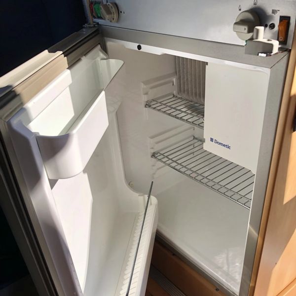 Adria Twin – koelkast Geopende koelkast met schappen en deurvakken in de Adria Twin
