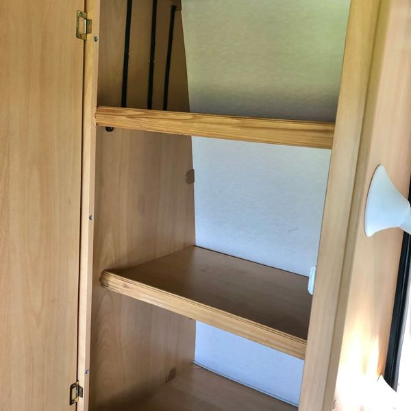 Adria Twin – opbergkast Geopende opbergkast met planken in de Adria Twin