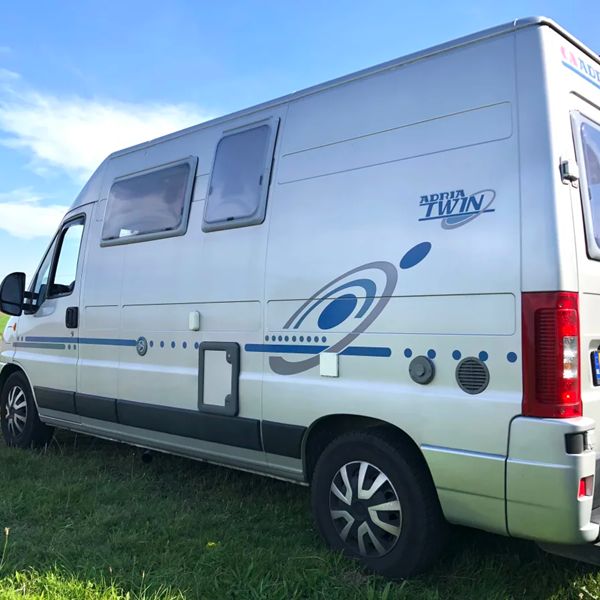 Adria Twin 2004 Adria Twin buscamper uit 2004, gezien vanaf de zijkant en achterzijde