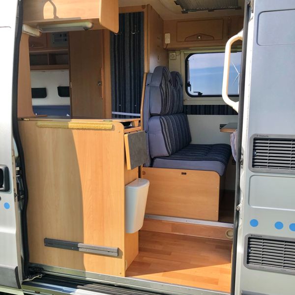 Binnenkijken in de Adria Twin Overzicht van het interieur van de Adria Twin met houten kasten
