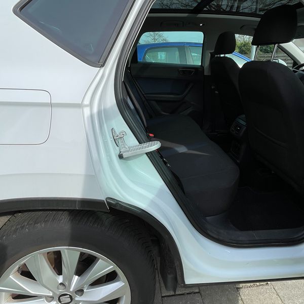 Autoportier opstapje overzicht Autoportier opstapje gemonteerd aan autoportier