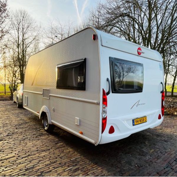 Achterzijde Bürstner Averso caravan Nette achterzijde van Bürstner Averso caravan
