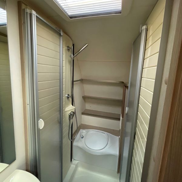Caravan met aparte douche en toilet Ruime douche en toilet in Bürstner Averso gezinscaravan