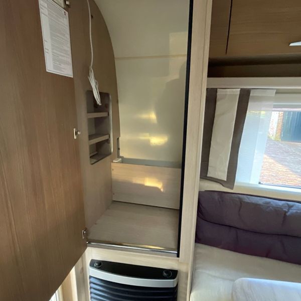 Moderne caravan keuken Bürstner Averso Luxe keuken met kookplaat en spoelbak in Bürstner caravan