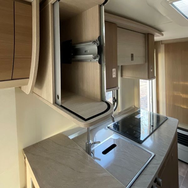 Slimme opbergruimte in luxe caravan keuken Praktische opbergruimte en luxe keuken in Bürstner Averso
