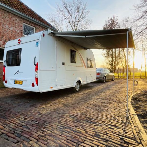 Klaar voor vakantie met Thule luifel Bürstner Averso caravan met uitgeklapte Thule luifel