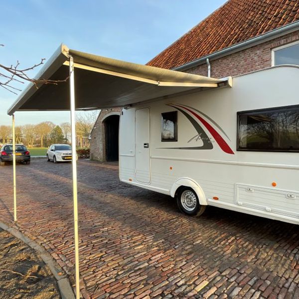 Ruime luifel voor extra comfort op camping Bürstner Averso caravan met ruime Thule cassetteluifel