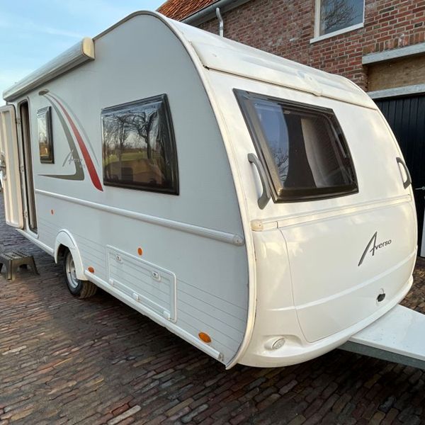 Moderne Bürstner Averso caravan te koop Strakke voorkant van Bürstner Averso caravan