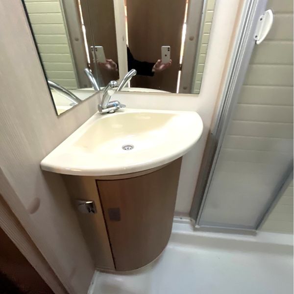 Luxe badkamer met wastafel en douche Moderne badkamer met wastafel en douche in Bürstner Averso caravan