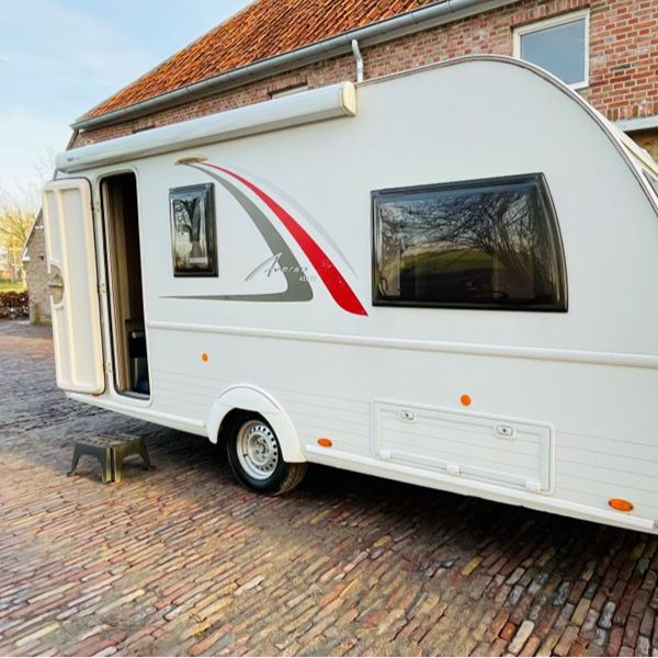 Bürstner Averso met ruime Thule luifel Bürstner Averso caravan met luifel klaar voor vakantie