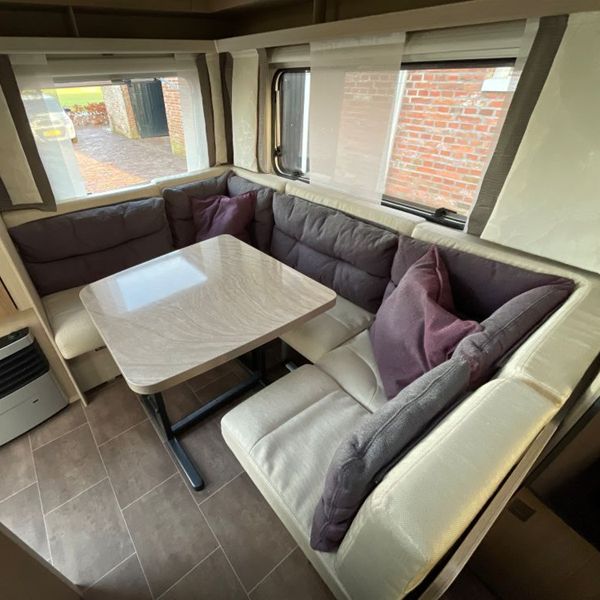 Ruime rondzit in Bürstner Averso caravan Comfortabele rondzit in de Bürstner Averso 4 persoons caravan