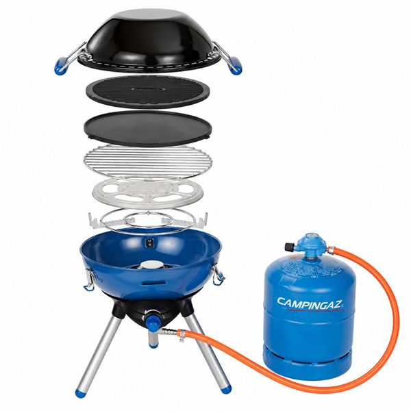 Campingaz gasbarbecue onderdelen Campingaz gasbarbecue met grillrooster, bakplaat, pannendrager, deksel en zichtbare gasfles met gasslang.