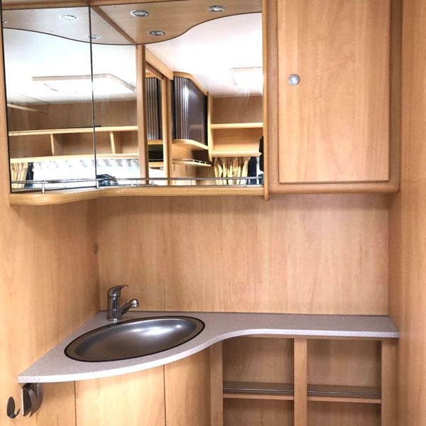 Opbergkast en spiegel in caravan badkamer