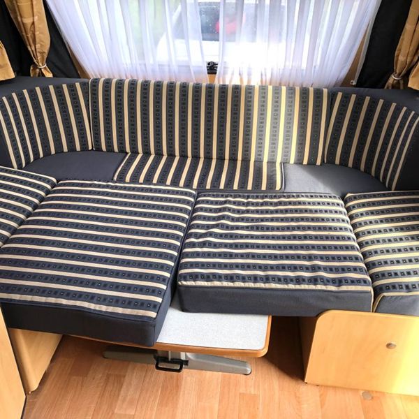 Zitgroep omgebouwd tot comfortabel tweepersoonsbed in caravan