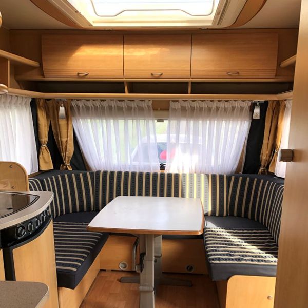 Gezellige zitgroep in caravan die om te bouwen is tot bed