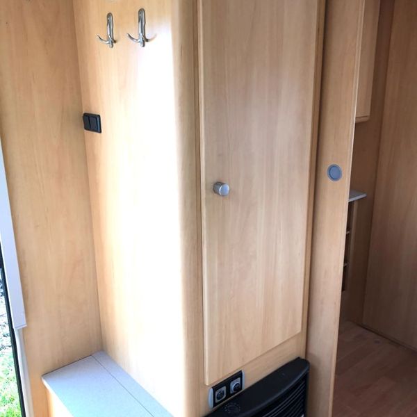 Opbergkast en kachel in caravan interieur