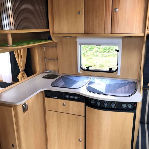Compact keukenblok in caravan met gasfornuis en spoelbak