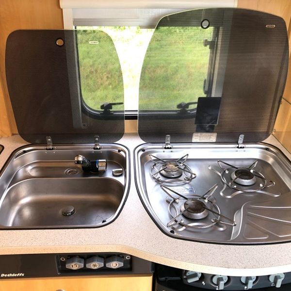 Detail van caravan keuken met gaspitten en spoelbak