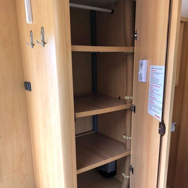 Open kast in caravan met meerdere legplanken