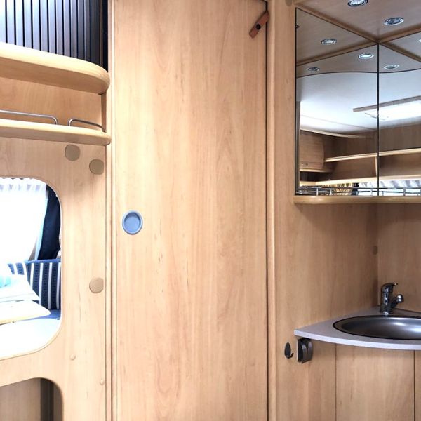 Badkamer in caravan met wastafel en opbergmogelijkheden