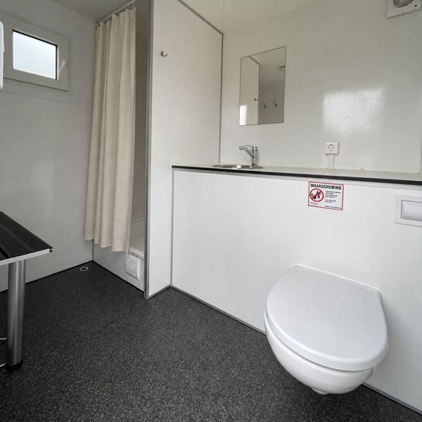 Complete mobiele badkamer huren Interieur van mobiele badkamer met douche, toilet en wastafel