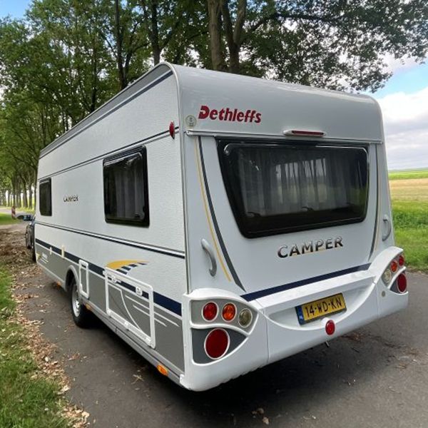Achterkant en zijkant Dethleffs caravan gezien vanaf de achterkant en zijkant