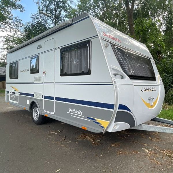 Buitenkant aan de deurzijde Dethleffs caravan uit 2009 gezien vanaf de voorzijde en deurzijde