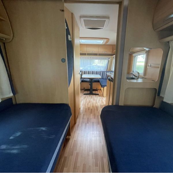 Indeling met enkele bedden Enkele bedden met doorkijk naar de rondzit in de Dethleffs caravan
