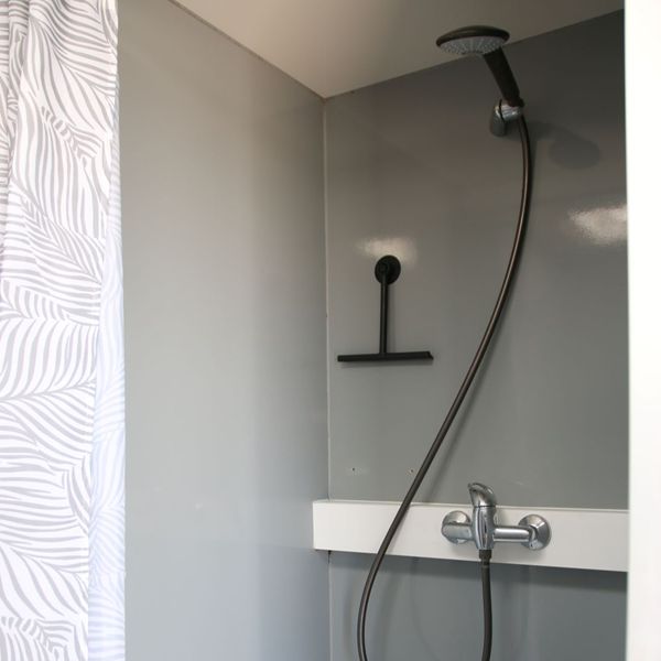 douche-mobiele-badkamer.jpg Douchegedeelte van mobiele badkamer met douchekop en mengkraan