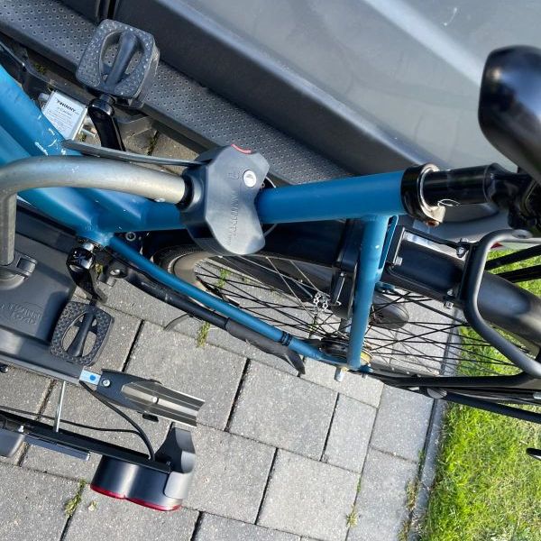 Elektrische fiets bevestigen op de Twinny Load Framebevestiging van een elektrische fiets op de Twinny Load E-Carrier