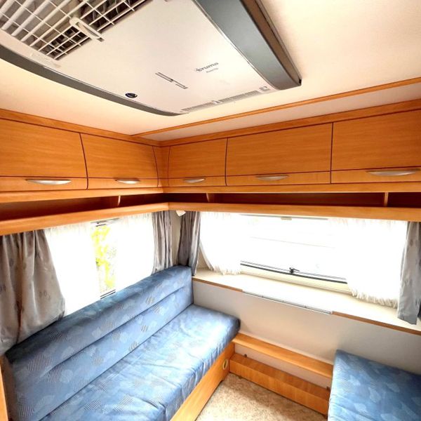 Airco en zithoek Fendt Saphir caravan Zithoek met airco in de Fendt Saphir caravan voor comfortabel kamperen tijdens warme dagen