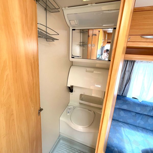 Badkamer Fendt Saphir caravan Badkamer met toilet in de Fendt Saphir caravan