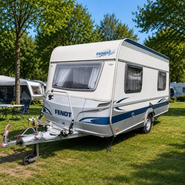 Fendt Saphir caravan vooraanzicht Vooraanzicht van de Fendt Saphir caravan op de camping