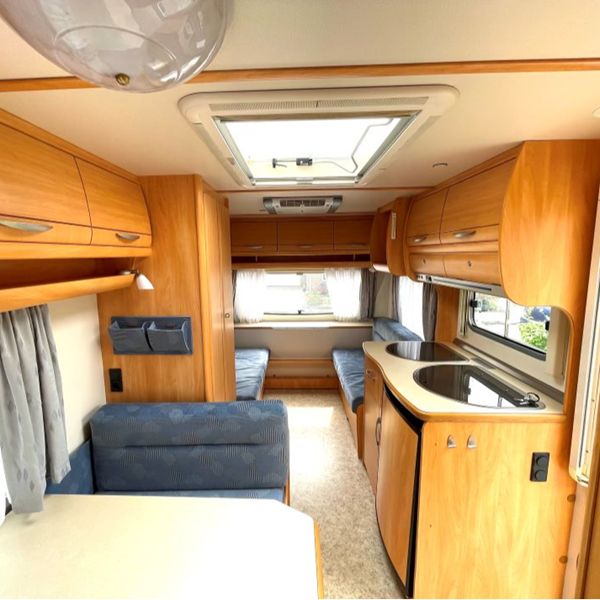 Interieur Fendt Saphir caravan Overzicht van het interieur van de Fendt Saphir caravan met zitruimte en keuken