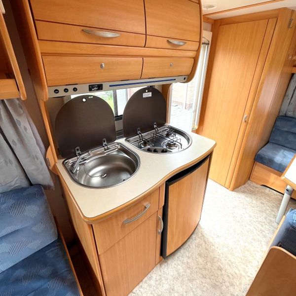 Keuken Fendt Saphir caravan Complete keuken met gasfornuis en spoelbak in de Fendt Saphir caravan