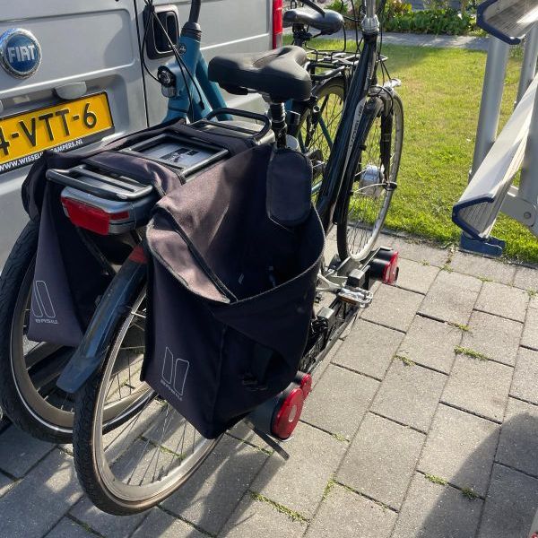 Fietsendrager huren voor twee elektrische fietsen Twee elektrische fietsen op een Twinny Load fietsendrager achter de auto