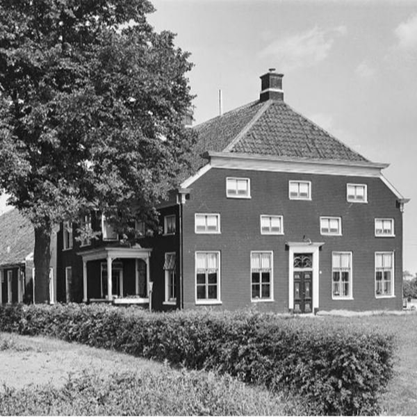 Historische foto van de monumentale boerderij en schuur Historisch zijaanzicht van de monumentale boerderij met schuur in Nieuw-Scheemda