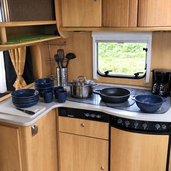 Kitchen & Basic pakket caravan met complete keukeninventaris Complete keukeninventaris in caravan met pannenset, servies en kookgerei op het aanrecht