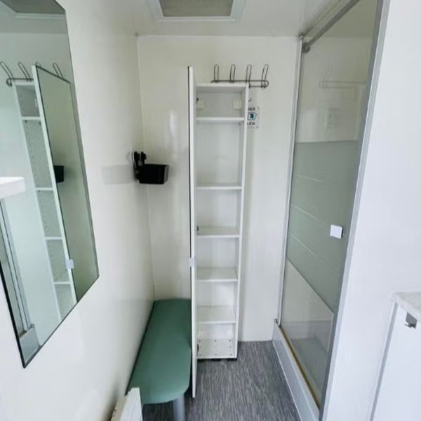 Mobiele badkamer douche en kleedruimte Mobiele badkamer met douche ruimte en kleedgedeelte