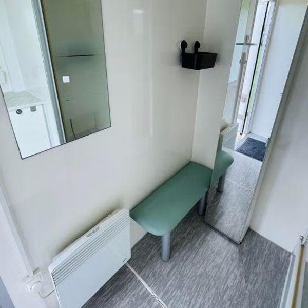 Mobiele badkamer interieur detail met spiegel en bankje Detail van mobiele badkamer met spiegel bankje en verwarming