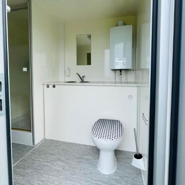 Mobiele badkamer interieur met toilet en wastafel Interieur van mobiele badkamer met toilet wastafel en spiegel