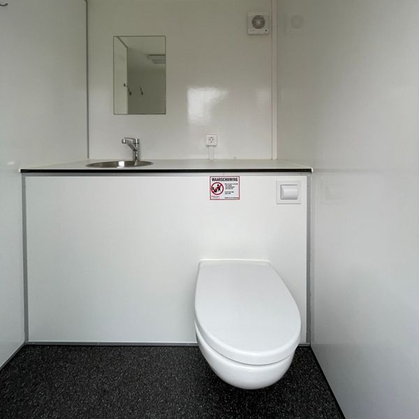 Mobiele badkamer met toilet en wastafel Complete mobiele badkamer met toilet, wastafel en spiegel