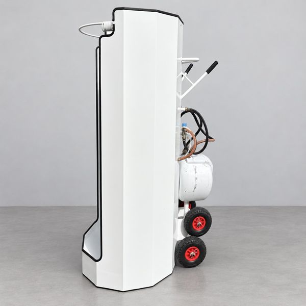 Mobiele douche met boiler en pomp Zijaanzicht van een verrijdbare mobiele douche met boiler en waterpompen