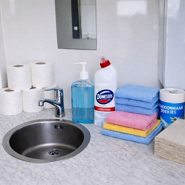Schoonmaakpakket voor mobiele badkamer – alles inbegrepen Schoonmaakpakket mobiele badkamer met alle benodigdheden voor eenvoudig schoonmaken tijdens huur