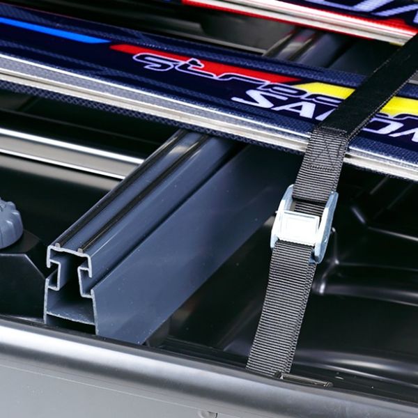 Ski’s vastzetten met Thule Box Ski Carrier Ski’s met spanband vastgezet op de Thule Box Ski Carrier